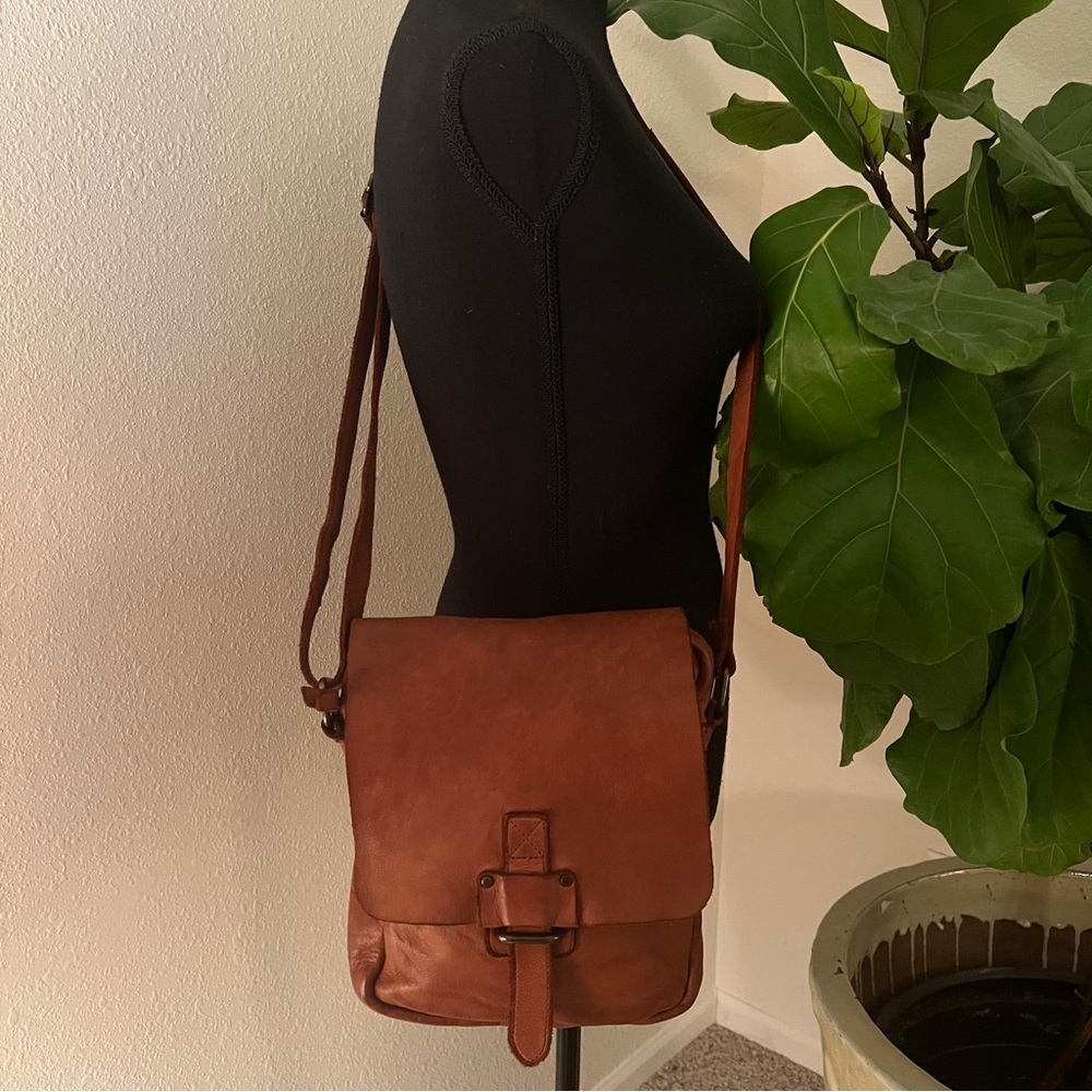 Barbour Unisex Cognac Crossbody Distressed Leather Bag with Adjustable Strap